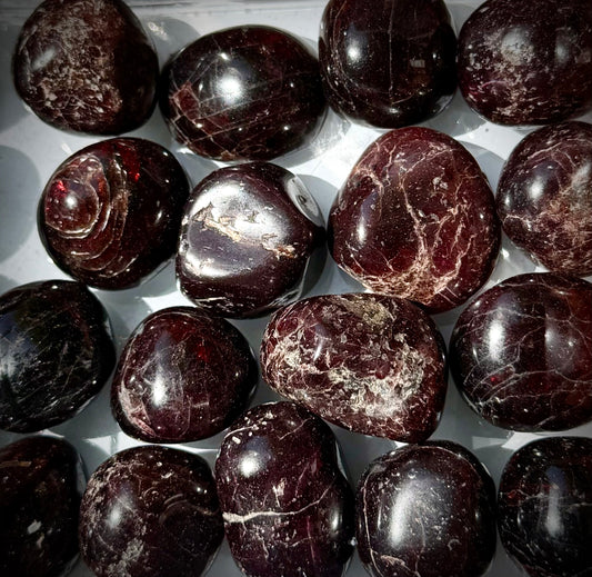 Garnet tumblestone – Polished Healing Crystal for Root Chakra healing and self confidence - small