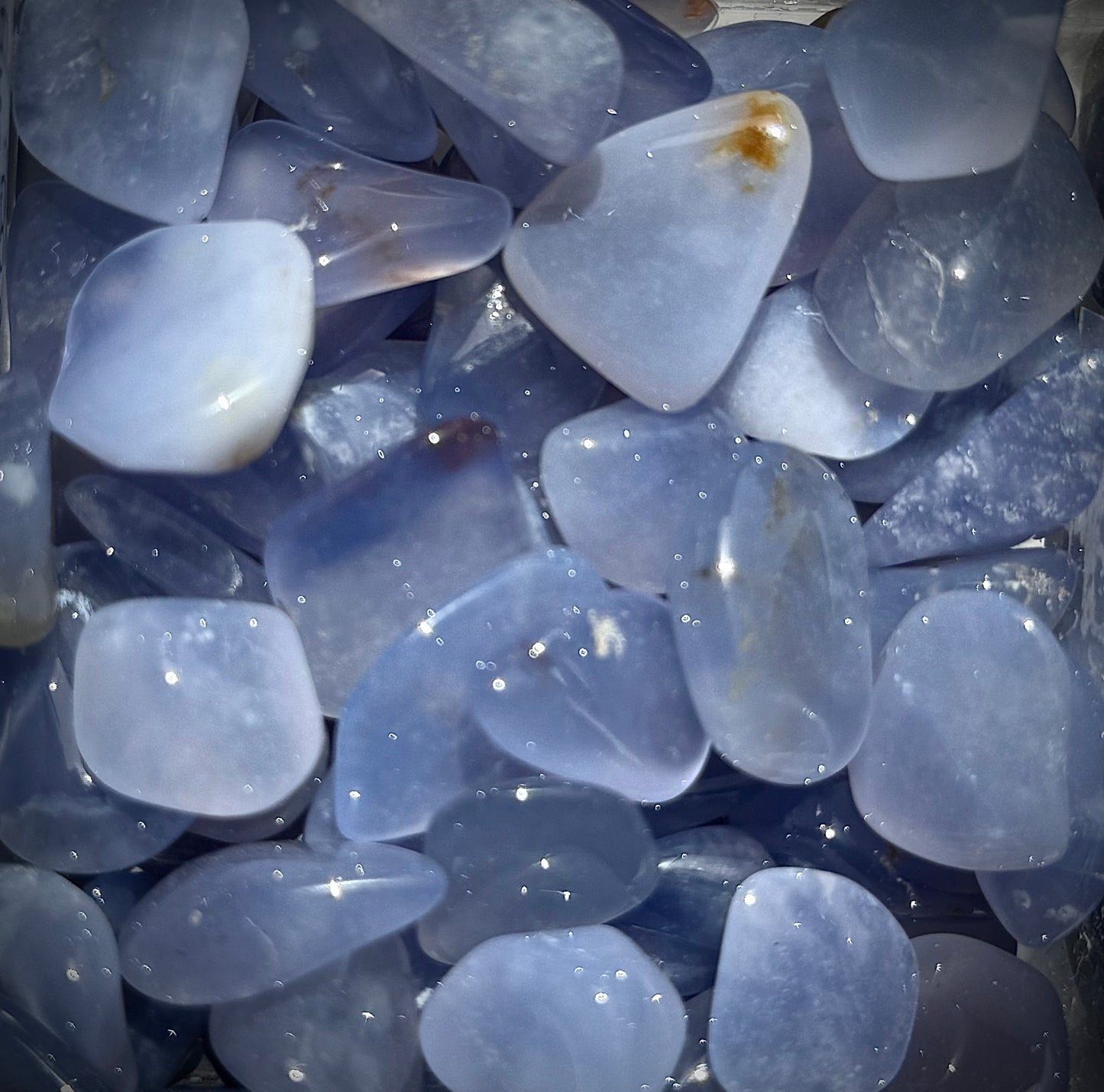 Blue Chalcedony tumblestone – Polished Healing Crystal for emotional calm, inflammation of the throat and harmonise the spirit - X Small