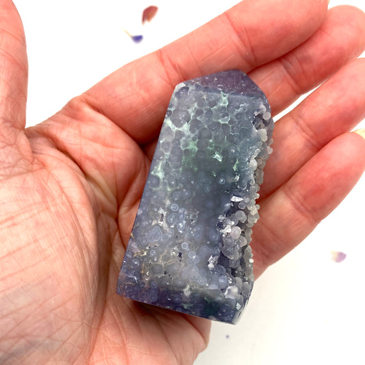 Grape Chalcedony / Agate Tower with very rare blue green inclusions. Semi polished. 90 g 64cm