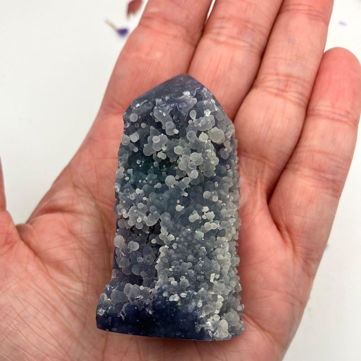 Grape Chalcedony / Agate Tower with very rare blue green inclusions. Semi polished. 90 g 64cm